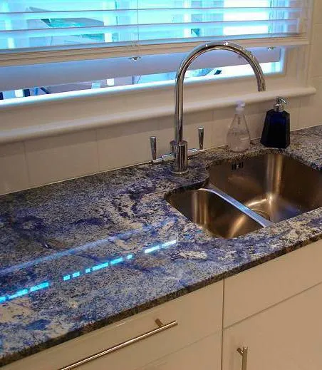 Гранит Azul Bahia в интерьере (столешница)