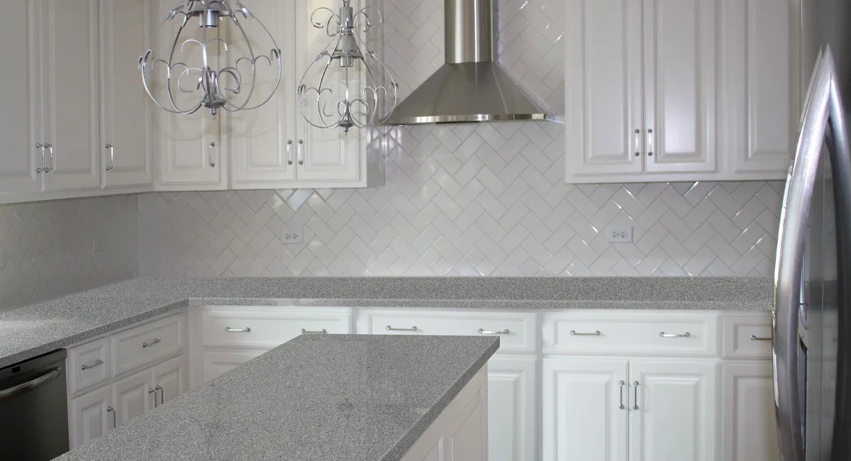 Гранит Bella White в интерьере (столешница, фартук и остров)