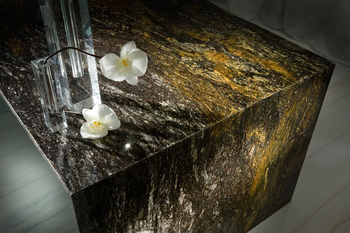 Гранит Kozmus в интерьере (остров и столешница)